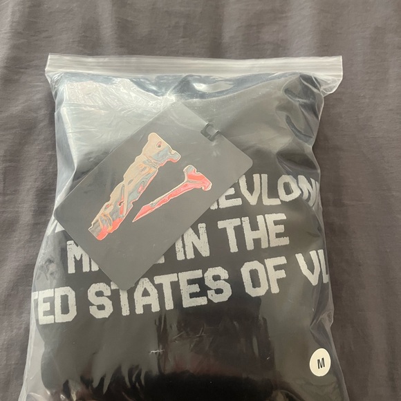 VLONE™
MADE IN THE UNTED STATES OF VLONE hoodie - Picture 10 of 10